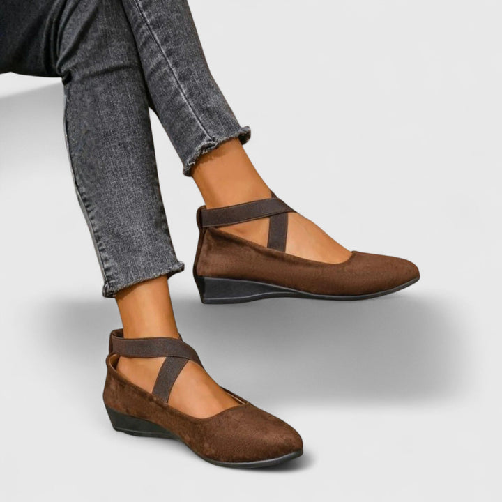 Inés | Zapatos Planos de Gamuza con Cuña y Tiras