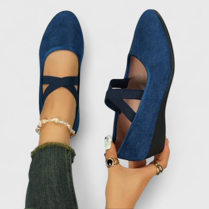 Inés | Zapatos Planos de Gamuza con Cuña y Tiras