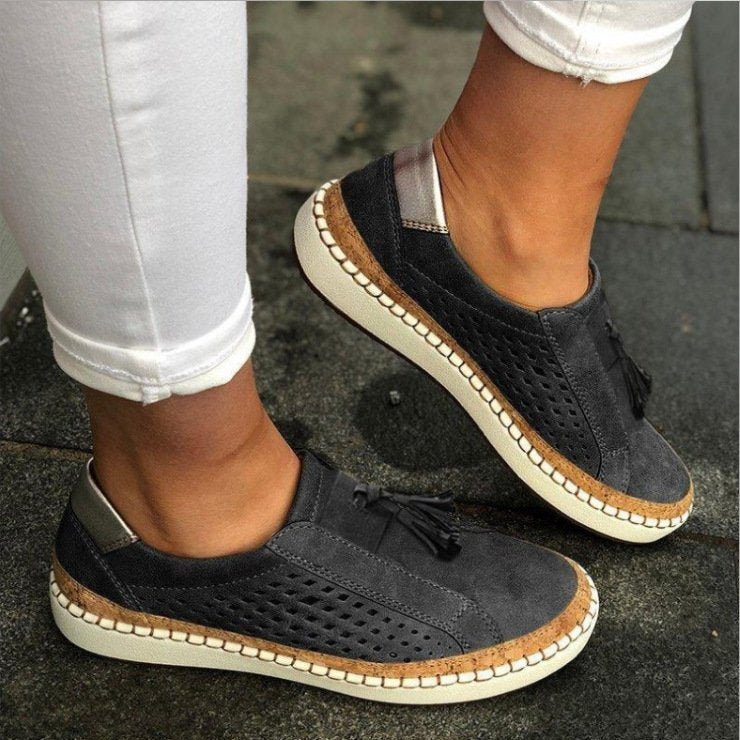 Inés | Zapatos Slip-On Mujer Perforados Borla Corcho Suela Blanca