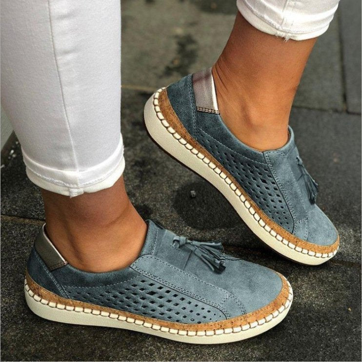 Inés | Zapatos Slip-On Mujer Perforados Borla Corcho Suela Blanca