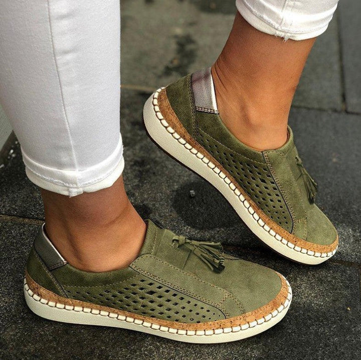 Inés | Zapatos Slip-On Mujer Perforados Borla Corcho Suela Blanca