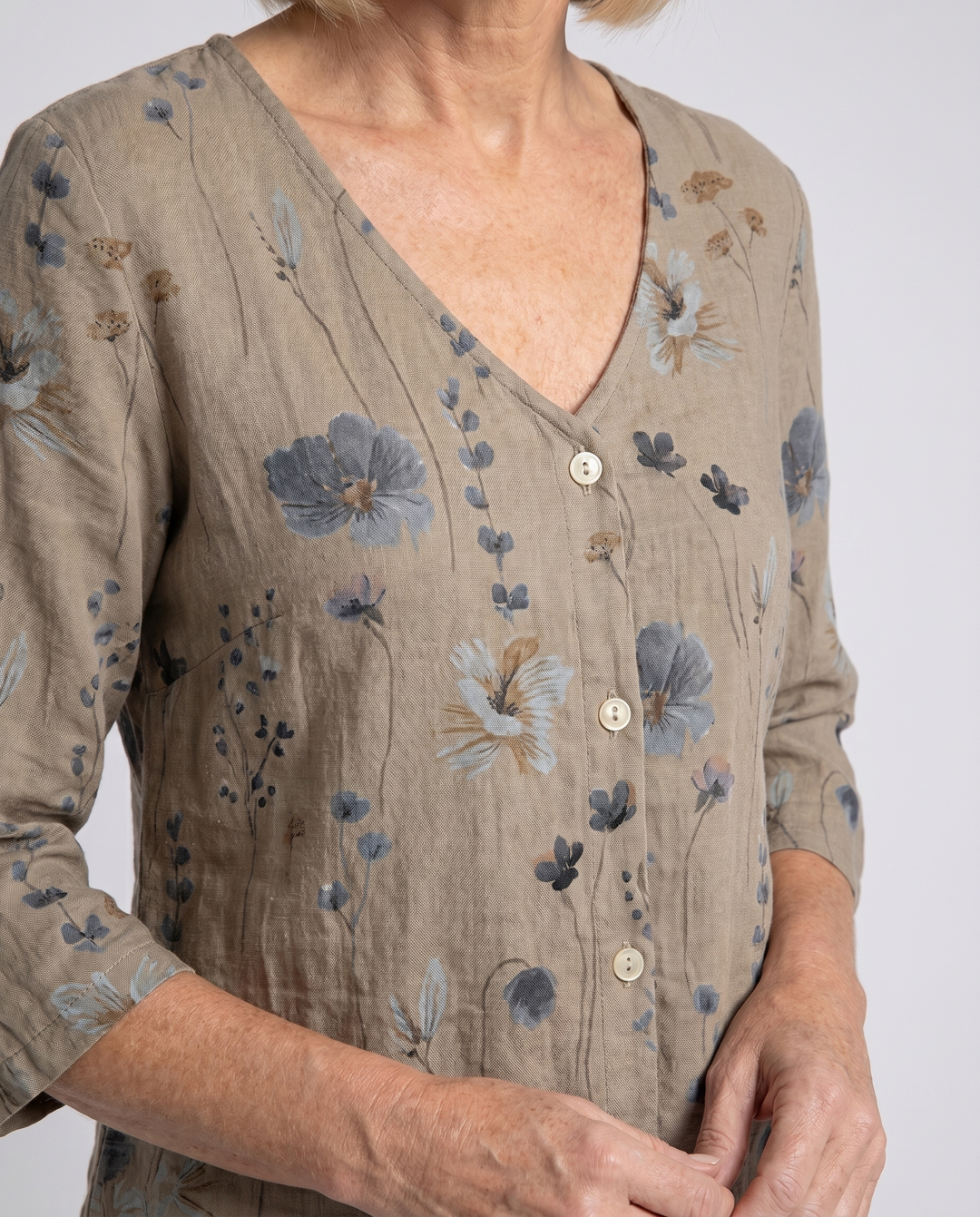 Isabella | Blusa Floral Bordada Cuello V Manga Larga Ajuste Relajado