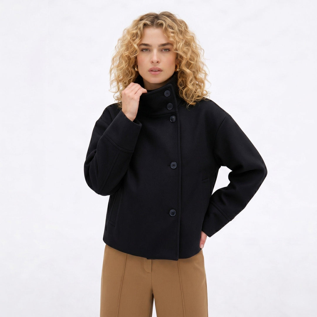 Julia | Chaqueta Corta Cuello Alto Botones