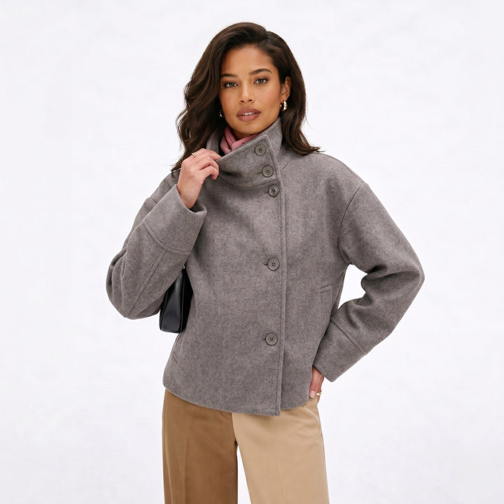 Julia | Chaqueta Corta Cuello Alto Botones
