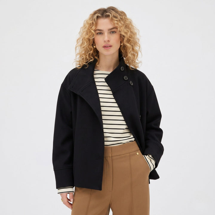 Julia | Chaqueta Corta Cuello Alto Botones
