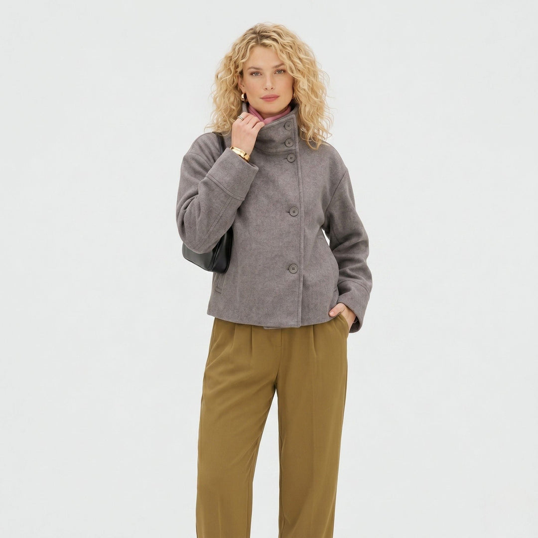 Julia | Chaqueta Corta Cuello Alto Botones