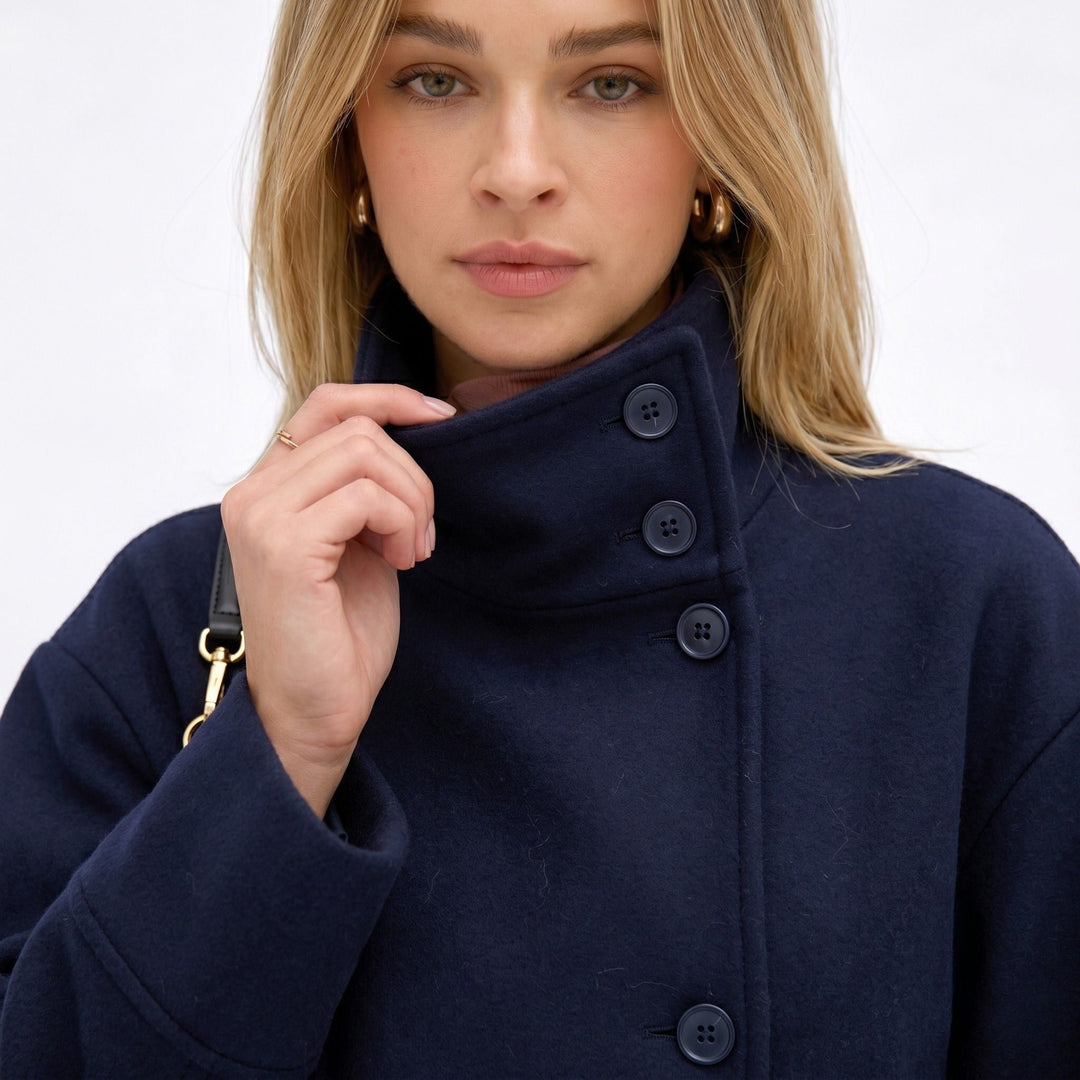 Julia | Chaqueta Corta Cuello Alto Botones