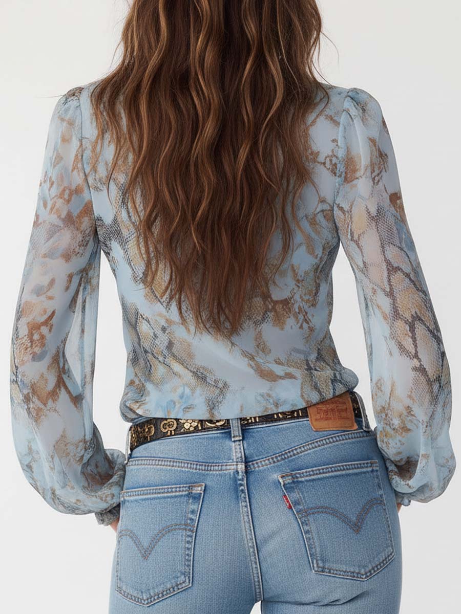 María | Blusa de Gasa Azul Estampado Serpiente Cuello V Manga Larga