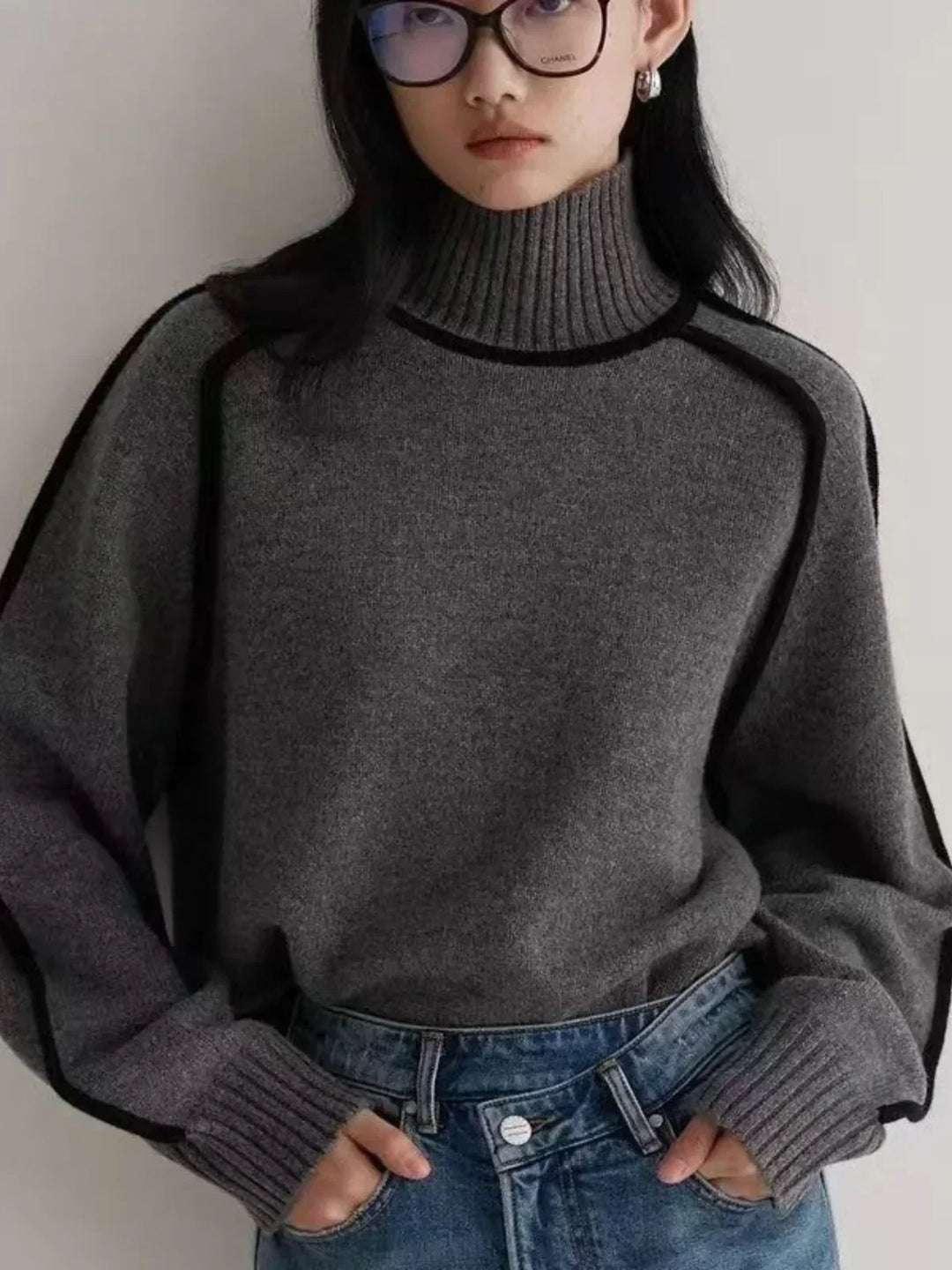 Paula | Jersey de Cuello Alto con Cinturón y Detalle