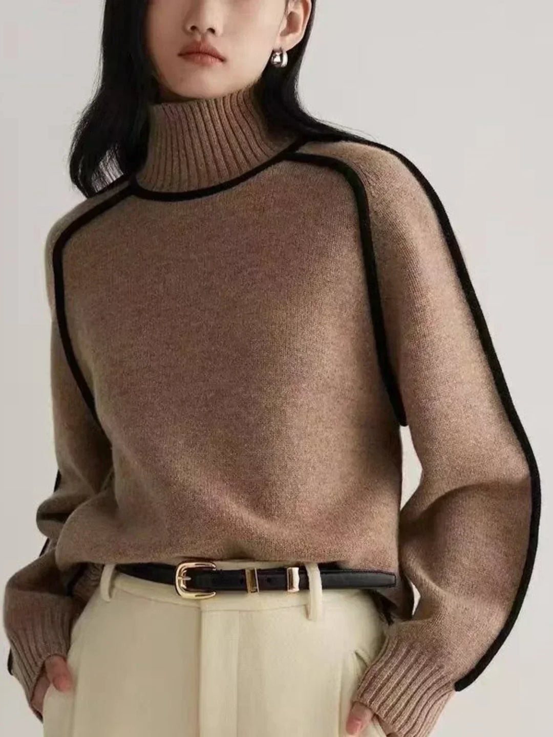 Paula | Jersey de Cuello Alto con Cinturón y Detalle